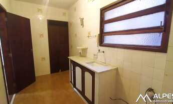 Imagem 4: Amplo apartamento de 2 quartos, com dependência revertida, com uma vaga de garagem