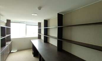 Imagem 7: Andar corporativo com 270 metros quadrados com 10 salas e 18 baias de trabalho