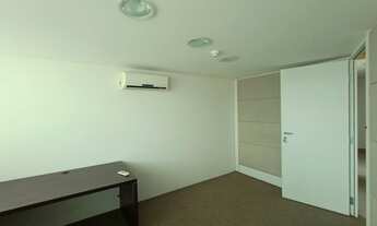 Imagem 3: Andar corporativo com 270 metros quadrados com 10 salas e 18 baias de trabalho