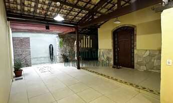 Imagem: Casa com 3 Quartos e 2 banheiros à Venda