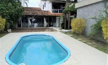 Imagem: Casa com pátio e piscina no bairro Tristeza