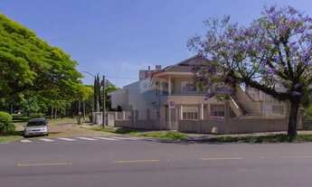 Imagem 2: Casa de esquina, com dois pisos, 5 dormitórios, 233m² privativos, 5 vagas no Bairro Vila I