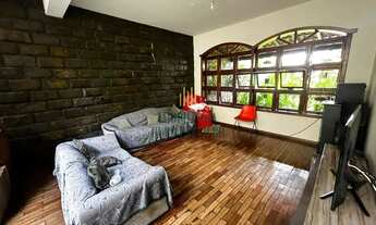 Imagem 4: Casa com terreno amplo de 1.050 metros quadrados, localizada a apenas 800 metros da Lagoa