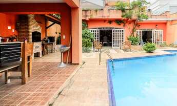 Imagem: Casa arborizada com piscina, localizada