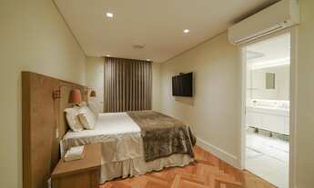 Imagem 7: Apartamento moderno com pé-direito duplo no living e varanda e vista para a cidade