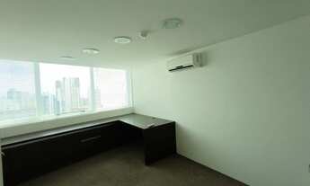 Imagem 4: Andar corporativo com 270 metros quadrados com 10 salas e 18 baias de trabalho