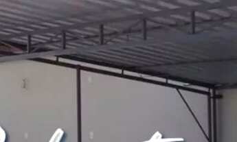 Imagem: Cobertura de telha galvanizada e estrutura