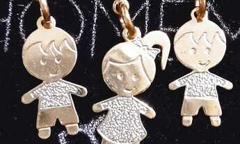 Imagem: Medalha e pingentes romannel