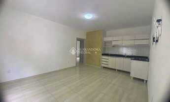 Imagem 4: Auxiliadora Predial aluga, apartamento de 2 dormitórios, banheiro social, cozinha com móve