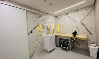 Imagem 7: Clínica Médica com decoração especial e maca com perneira no Órion Complex