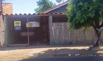 Imagem: Casa mista em madeira e tijolos com quintal