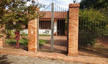 Imagem 3: Casa com 17 cômodos, 6 banheiros, e dezessete vagas para carros