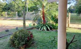 Imagem 4: Velleda oferece belo sítio com mezanino, arborizado e com ótima localização em condomínio