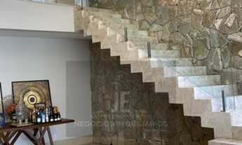 Imagem: Sobrado recém construído com 4 suítes