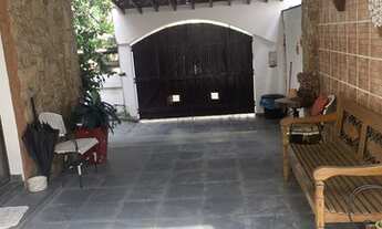 Imagem 2: Sobrado para venda tem 200 metros quadrados com 5 quartos em Ponta da Praia - Santos - SP