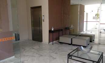 Imagem 2: AMPLO e ENSOLARADO em rua tranquila