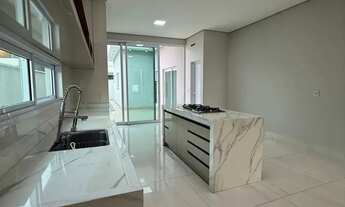 Imagem 2: VENDO OU ALUGO BELÍSSIMA casa de ALTO PADRÃO com 4 suítes no Condomínio Alphaville