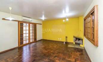 Imagem 2: Casa Residencial com pátio, 3 dormitórios, mobiliada, 2 vagas de garagem cobertas, no Bair