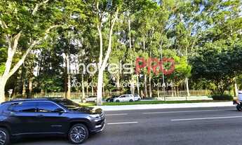 Imagem 2: Comerical de frente ao Parque Ibirapuera