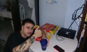 Imagem 1: Um fuska, um ps3 e 4 bolinha d queijo e um apartemento