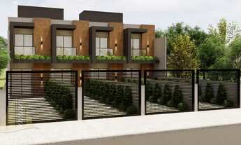 Imagem: Sobrado com amplo espaço de terreno e duas