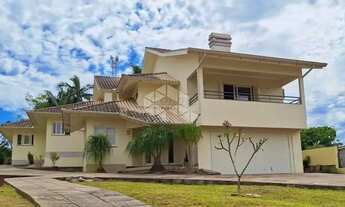 Imagem: Casa de alto padrão, com amplo terreno