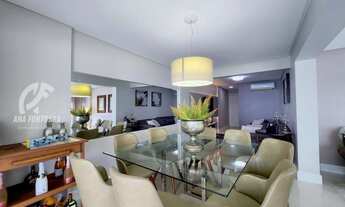 Imagem 2: Encante-se com a exclusividade do Acqua Residence! Este apartamento de frente para o mar