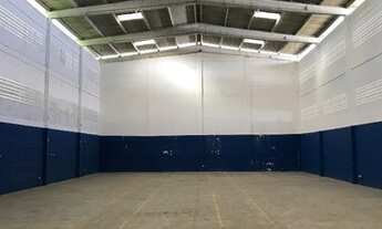 Imagem 4: Galpão / depósito bem localizado com iluminação e ventilação naturais