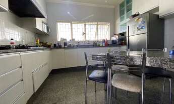 Imagem 6: Casa com 4 Quartos, 1 Suíte, Quintal e 3 Vagas no Bairro Jardim Leblon