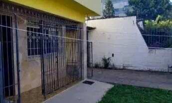 Imagem 2: Casa em Porto Alegre, no bairro Vila Nova, com 2 dormitório(s), e 2 banheiros, à