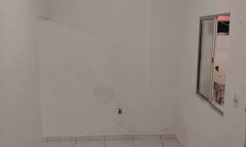 Imagem 4: Alugo 2 kitinets 400,00 com água fora energia paragamento a parte!!