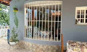 Imagem 2: Casa espaçosa com jardim tropical, lazer e paz