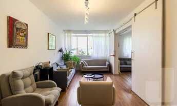 Imagem 3: Apartamento reformado, super bem localizado, com pé direito alto e lindos janelões!