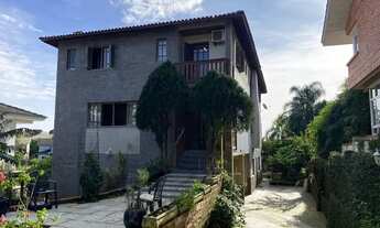 Imagem 2: Casa em Estilo Colonial em Condomínio Fechado