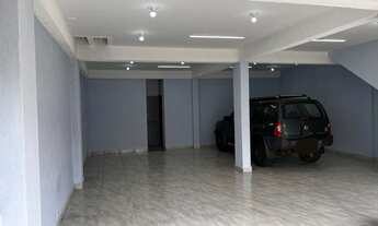 Imagem: Loja comercial em rua movimentada - Cidade