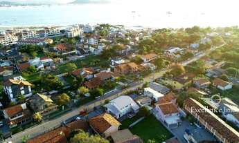 Imagem 2: Casa para venda possui 280 metros quadrados com 3 quartos em Ponta das Canas - Florianópol