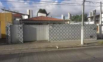 Imagem: Casa grande com 4 quartos e 1 casa pequena