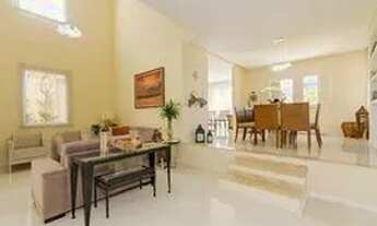 Imagem 7: Casa de condomínio para venda possui 280 metros quadrados com 5 quartos