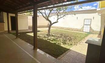 Imagem 2: Casa para venda tem 386 metros quadrados com 4 quartos