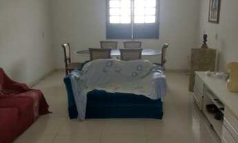 Imagem 3: Casa a Venda em local central em Vilas do Atlântico. Rua com guarita de segurança e próxim