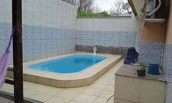 Imagem 5: Arsenal Imóveis vende- Casa Linear com 1 Suíte e piscina Condomínio no Arsenal