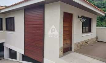 Imagem 3: Casa triplex/ primeira locação, varandão, salão, com 3 quartos, suíte e estacionamento cob