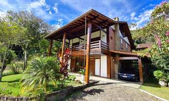 Imagem: Casa 5 quartos Frente lago Comary com uma