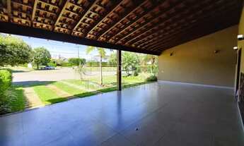 Imagem 2: Casa assobradada no condomínio Damha I com suite, sacada nos quartos e quintal rico em det