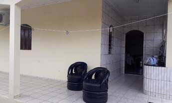 Imagem 2: Casa com 3 quartos, sala, cozinha e área + edícula com 1 quarto, banheiro e garagem