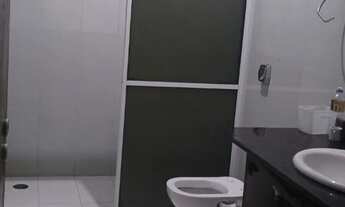 Imagem 6: Uma casa aconchegante situada num bairro residencial..