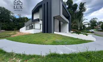 Imagem 2: Alphaville 4 / 230m² / 4 suítes / semi mobiliada / área gourmet / piscina/ casa de esquina