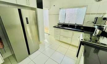 Imagem 2: Casa para venda possui 177 metros quadrados com 4 quartos em Jardim Utinga - Santo André