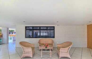 Imagem 3: Apartamento amplo e ventilado, móveis planejados nas suítes e na cozinha com hall de entra