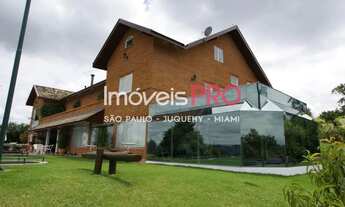 Imagem: Dentro das montanhas com vegetação exuberante